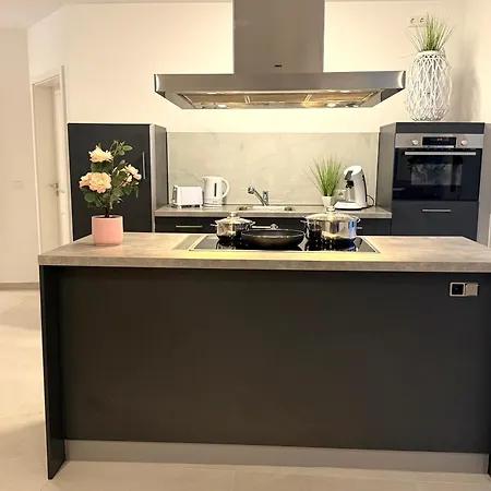 Apartment Mira 9 *